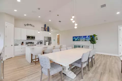 Dining - 30985 Watson Blvd, Big Pine Key, FL 33043 photo 2 of 4