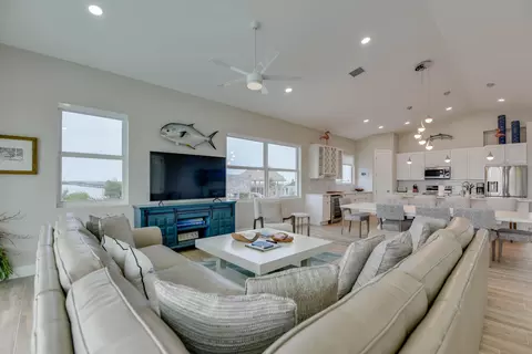 Living - 30985 Watson Blvd, Big Pine Key, FL 33043 photo 3 of 5