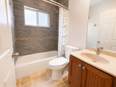 Bath - 635 Cabrera St, Key Largo, FL 33037 photo 1 of 2