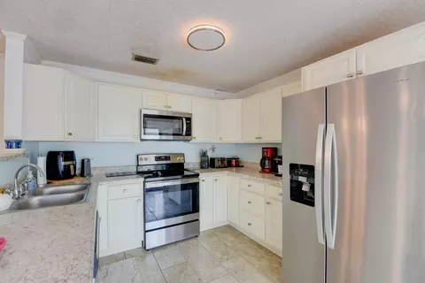 Kitchen - 1817 Watson Blvd, Big Pine Key, FL 33043 photo 2 of 2