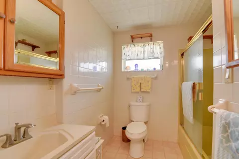 Bath - 1817 Watson Blvd, Big Pine Key, FL 33043 photo 1 of 2