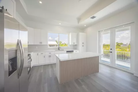 Kitchen - 281 Pelican Ln, Big Pine Key, FL 33043 photo 4 of 4