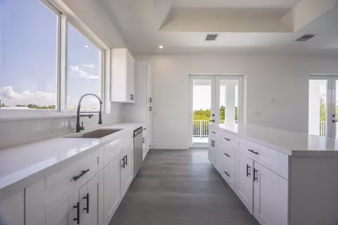 Kitchen - 281 Pelican Ln, Big Pine Key, FL 33043 photo 2 of 4