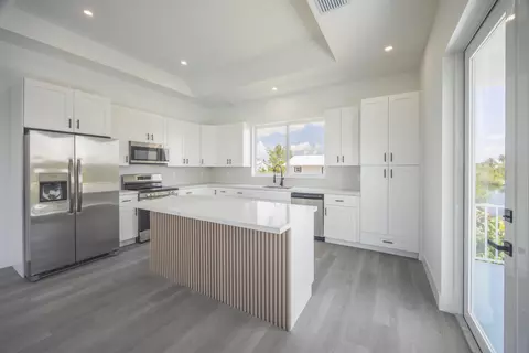 Kitchen - 281 Pelican Ln, Big Pine Key, FL 33043 photo 3 of 4