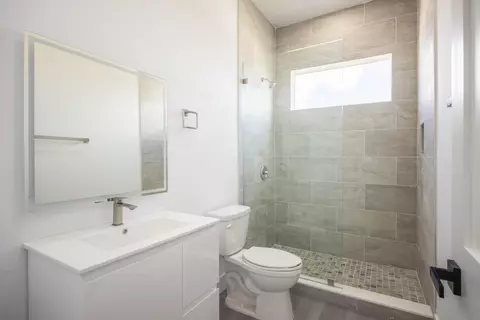 Bath - 281 Pelican Ln, Big Pine Key, FL 33043 photo 4 of 4