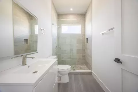 Bath - 281 Pelican Ln, Big Pine Key, FL 33043 photo 2 of 4