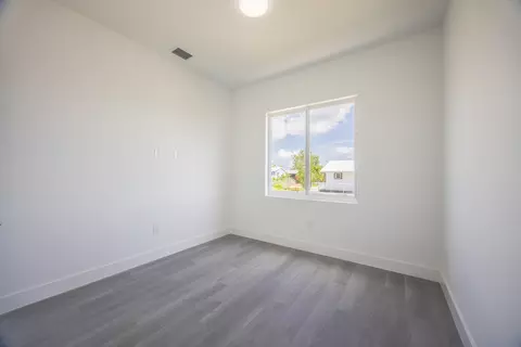 Bedroom - 281 Pelican Ln, Big Pine Key, FL 33043 photo 2 of 7
