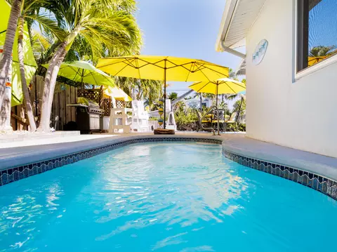Exterior - 1657 Watson Blvd, Big Pine Key, FL 33043 photo 2 of 10