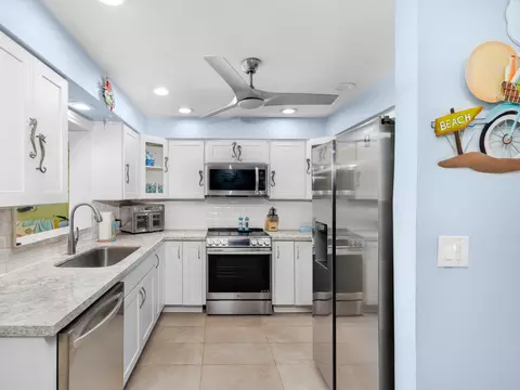 Kitchen - 1657 Watson Blvd, Big Pine Key, FL 33043 photo 1 of 2