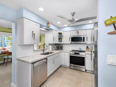 Kitchen - 1657 Watson Blvd, Big Pine Key, FL 33043 photo 2 of 2