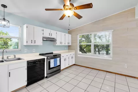 Kitchen - 1821 Bittersweet Ave, Big Pine Key, FL 33043 photo 3 of 4