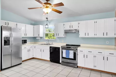 Kitchen - 1821 Bittersweet Ave, Big Pine Key, FL 33043 photo 2 of 4