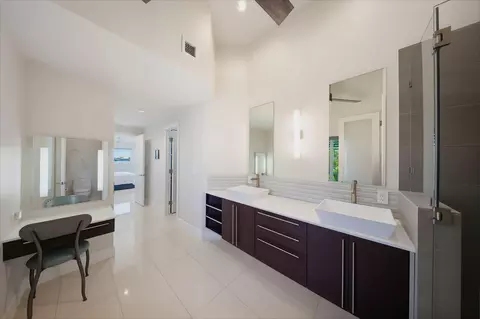 Bath - 108 Sunset Dr, Marathon, FL 33050 photo 2 of 6