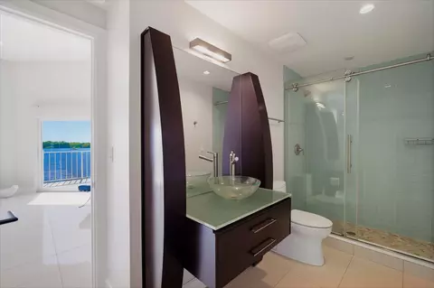 Bath - 108 Sunset Dr, Marathon, FL 33050 photo 5 of 6