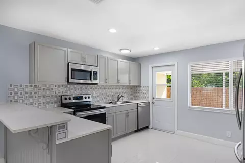Kitchen - 980 Oleander Rd, Key Largo, FL 33037 photo 4 of 5