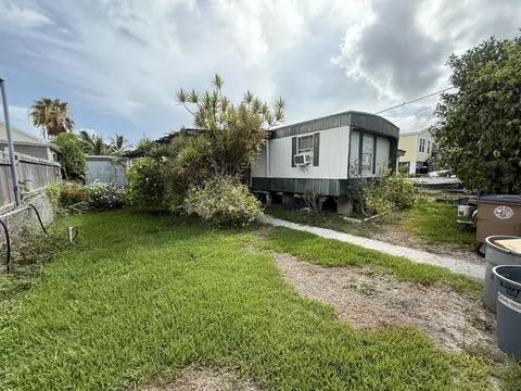 32 10th Ave # C, Stock Island, FL 33040