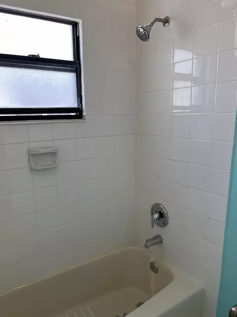 Bath - 100 3rd Ln, Key Largo, FL 33037 photo 1 of 2