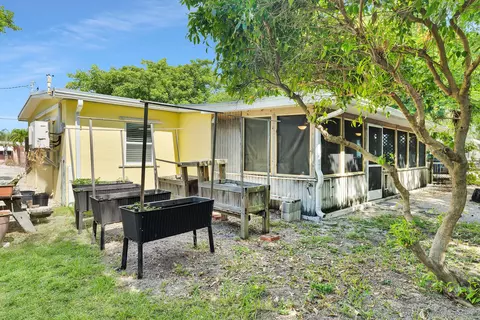 Exterior - 354 96th Street Ocean St, Marathon, FL 33050 photo 2 of 10