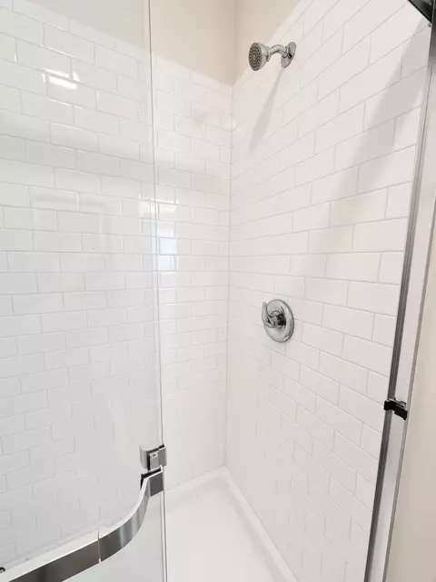 Bath - 17 E Circle Dr #A, Key West, FL 33040 photo 3 of 4