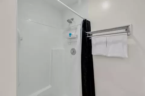 Bath - 321 331 9th St #KEY colony, Key Colony Beach, FL 33051 photo 2 of 8