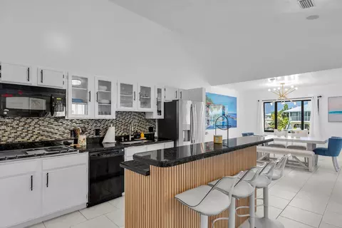Kitchen - 321 331 9th St #KEY colony, Key Colony Beach, FL 33051 photo 9 of 10