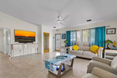 Living - 321 331 9th St #KEY colony, Key Colony Beach, FL 33051 photo 2 of 11