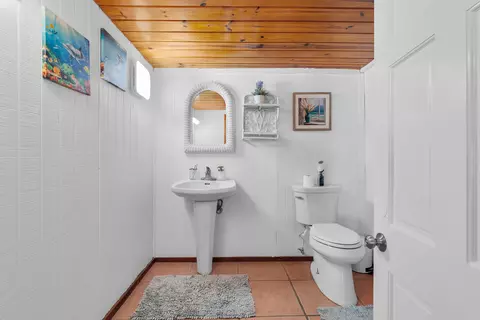 Bath - 321 331 9th St #KEY colony, Key Colony Beach, FL 33051 photo 8 of 8