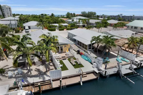View/Area - 261 3rd St, Key Colony, FL 33051 photo 8 of 11