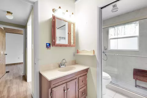 Bath - 895 Ellen Dr, Key Largo, FL 33037 photo 1 of 2