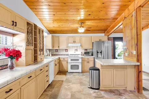 Kitchen - 895 Ellen Dr, Key Largo, FL 33037 photo 3 of 5