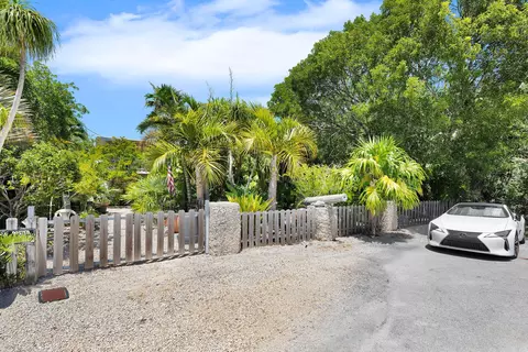 Exterior - 895 Ellen Dr, Key Largo, FL 33037 photo 8 of 11