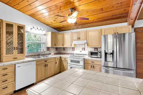 Kitchen - 895 Ellen Dr, Key Largo, FL 33037 photo 4 of 5
