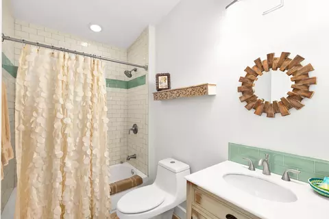 Bath - 275 30th Street Ocean Street Ocean, Marathon, FL 33050 photo 2 of 2