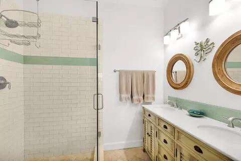 Bath - 275 30th Street Ocean Street Ocean, Marathon, FL 33050 photo 1 of 2