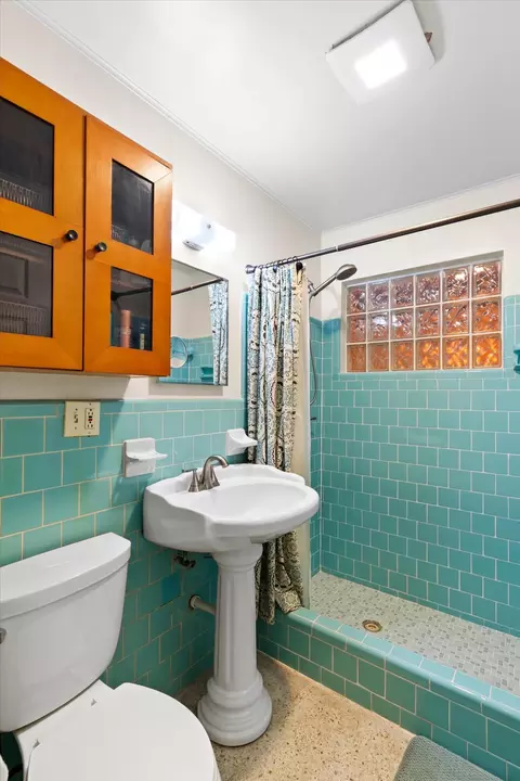 Bath - 2828 Central Ave, Big Pine Key, FL 33043 photo 1 of 1