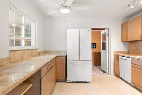 Kitchen - 2828 Central Ave, Big Pine Key, FL 33043 photo 2 of 6