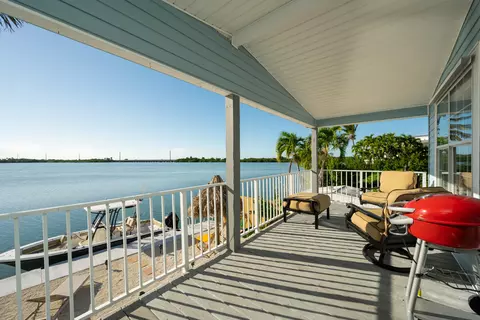Exterior - 24 Beach Dr, Key West, FL 33040 photo 4 of 18