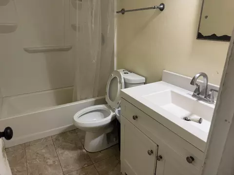 Bath - 285 A 66th St #A & B, Marathon, FL 33050 photo 1 of 2