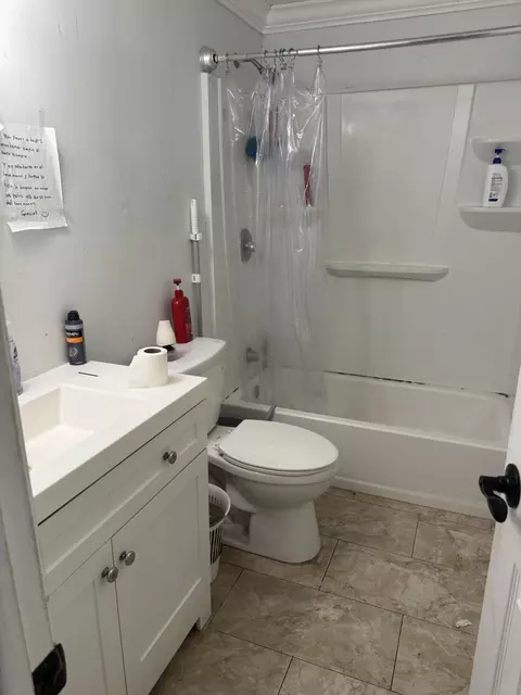Bath - 285 A 66th St #A & B, Marathon, FL 33050 photo 2 of 2