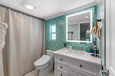 Bath - 347 King Ave, Key Largo, FL 33037 photo 1 of 2