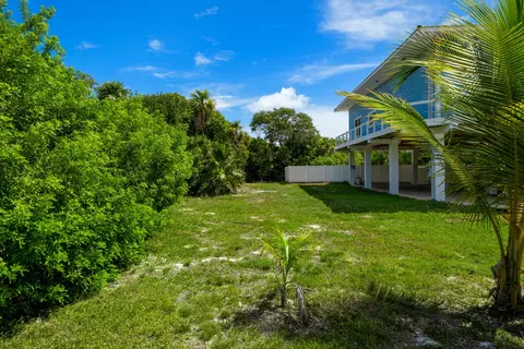 Exterior - 235 Tropical Ave, Marathon, FL 33050 photo 4 of 7