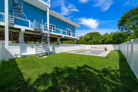 Exterior - 235 Tropical Ave, Marathon, FL 33050 photo 5 of 7