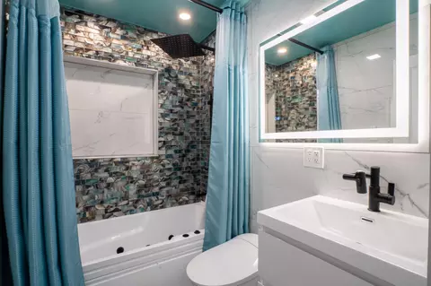 Bath - 12 Bay Dr, Key West, FL 33040 photo 1 of 7
