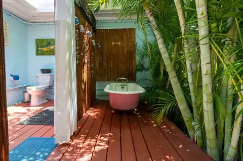Bath - 12 Bay Dr, Key West, FL 33040 photo 4 of 7