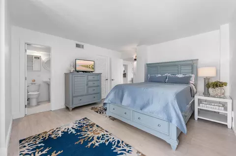 Bedroom - 2000 Coco Plum Dr #302, Marathon, FL 33050 photo 2 of 3