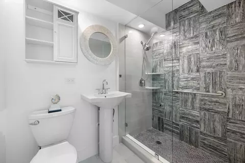 Bath - 2000 Coco Plum Dr #302, Marathon, FL 33050 photo 2 of 2