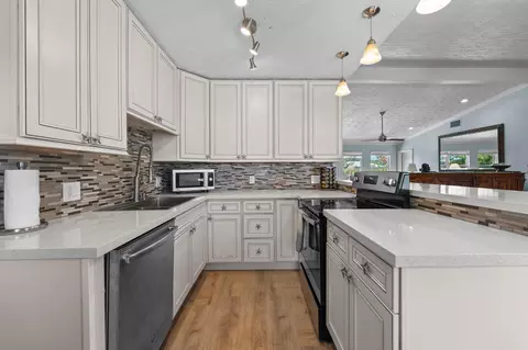Kitchen - 581 12th St #KEY colony, Key Colony Beach, FL 33051 photo 4 of 6
