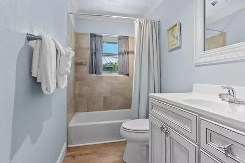 Bath - 581 12th St #KEY colony, Key Colony Beach, FL 33051 photo 1 of 2