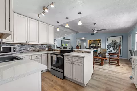 Kitchen - 581 12th St #KEY colony, Key Colony Beach, FL 33051 photo 5 of 6