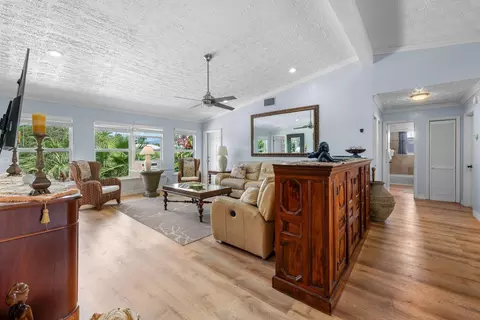 Living - 581 12th St #KEY colony, Key Colony Beach, FL 33051 photo 4 of 5
